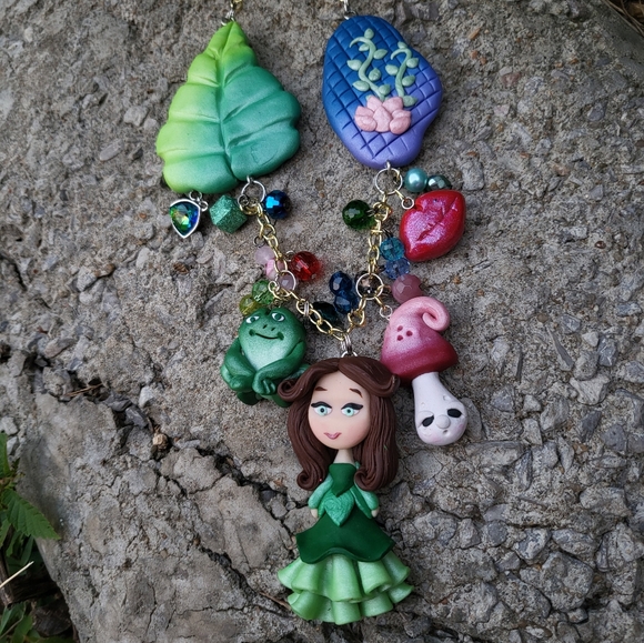 💋🐸 The Princess 👑 and The Frog 🐸 Necklace - Picture 3 of 7
